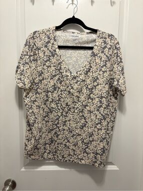 Old Navy Gray Floral V-Neck Short Sleeve Top